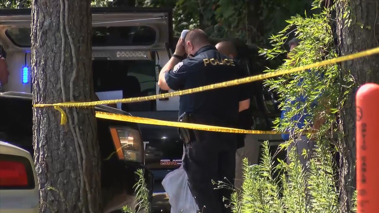 Investigators search for clues & suspect in Holly Hill Murders