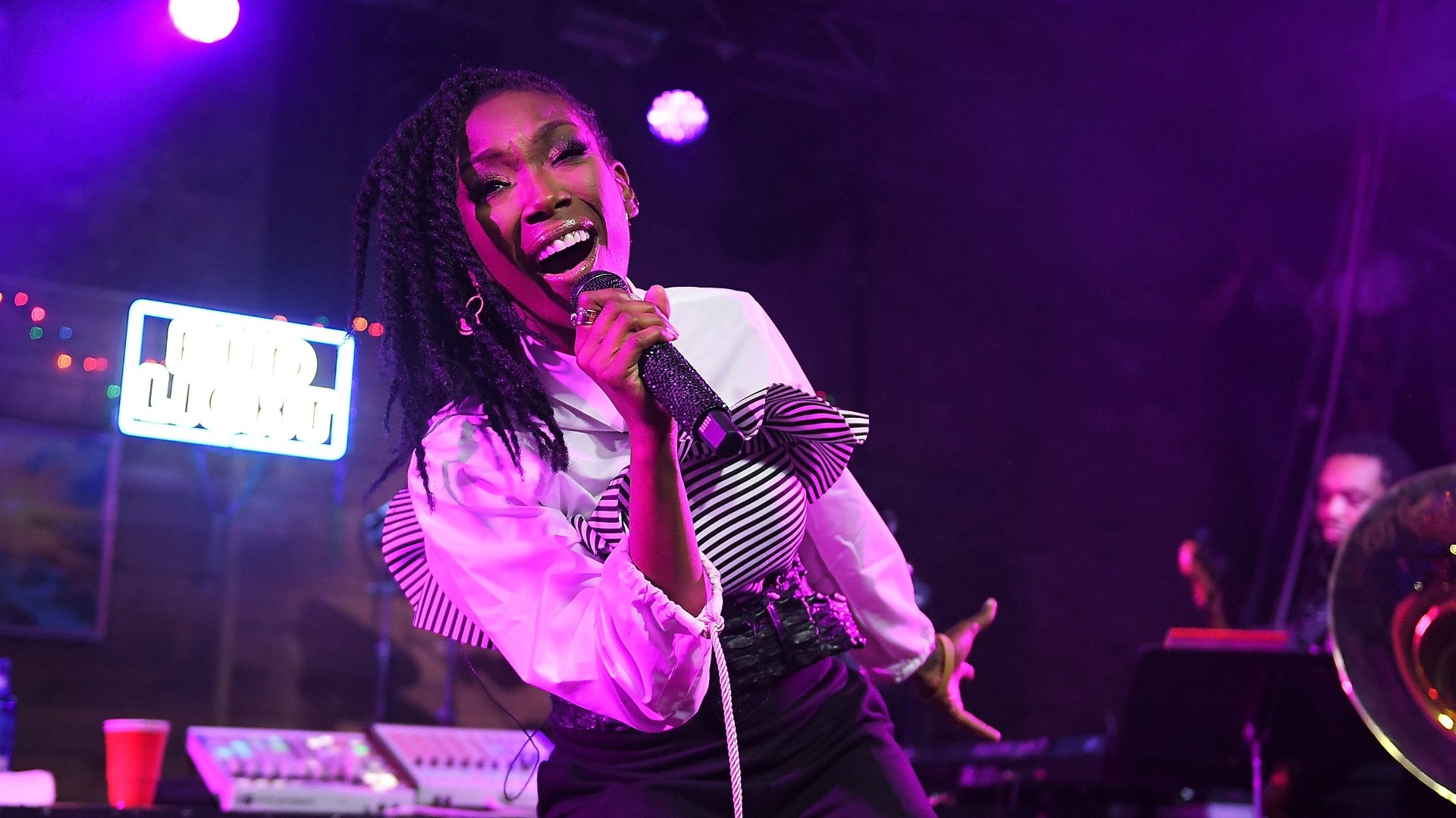 singer-brandy-collapses-at-airport-has-been-released-from-hospital-wltx